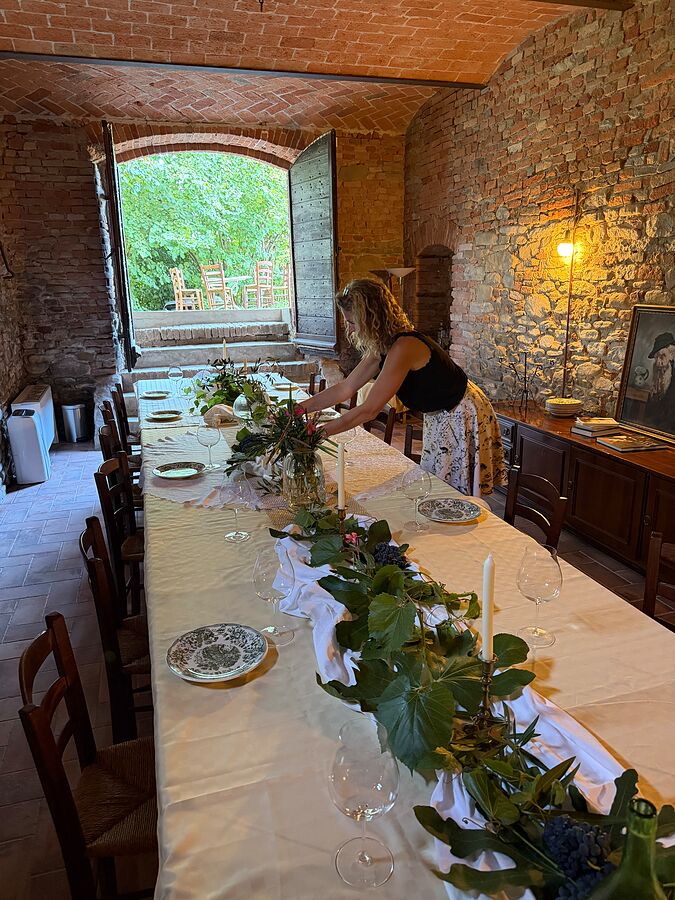 De lange tafel in de cantina wordt gedekt