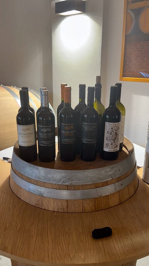 The wines of the tasting lined up on a barrel